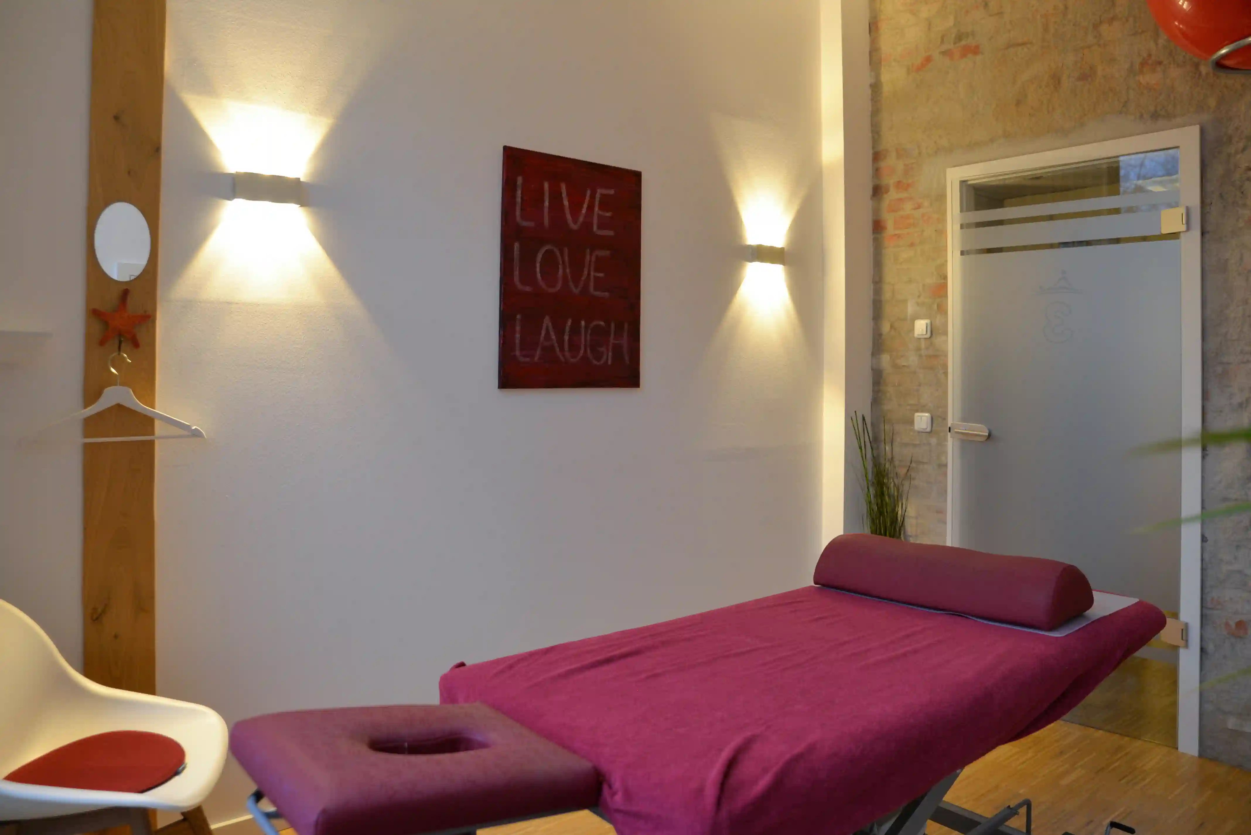 Seit dem 01. April 2016 befindet sich die Praxis im sanierten modernen Werfthof Lübeck auf Karlshof in der Hafenstraße mit Parkmöglichkeiten direkt vor der Praxis. Wir bieten Ihnen ein breites Spektrum an physiotherapeutischen Behandlungsmöglichkeiten an, die speziell auf Ihre Beschwerden und Bedürfnisse abgestimmt sind. Unser Ziel ist es, ein individuell auf Sie abgestimmtes Behandlungskonzept zu erstellen und umzusetzen. Dies wird unterstützt durch die Osteopathie und die Schmerztherapie mit ihren Behandlungsschwerpunkten Ernährung, Homöopathie und Akupunktur. Wir bemühen uns, um eine flexible Terminvergabe, damit sich Ihre Behandlungstermine gut mit Ihren Arbeitszeiten und Ihrem Alltag vereinbaren lassen. Gerne behandeln wir Sie auch zu Hause, falls Sie nicht in der Lage sein sollten, in die Praxis zu kommen. Für weitere Informationen, Terminvereinbarungen und Rückfragen nehmen Sie gerne Kontakt zu uns auf. Wir freuen uns, Sie bald bei uns begrüßen zu dürfen, um Sie auf Ihrem Weg für weniger Beschwerden und mehr Beweglichkeit zu begleiten. Ihr Team von der Physio & Therapie am Hafen