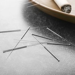 Das Dry Needling ist eine Methode, die immer in Kombination mit manuellen Techniken angewendet wird. Im Dry Needling arbeitet man mit Akupunkturnadeln, hat aber ansonsten nichts mit der Akupunktur gemeinsam. Mit der Nadel erreicht man punktgenau die myofaszialen Triggerpunkte, die für den beklagten Schmerz ursächlich sind. So kann das trockene Nadeln eine wirksame Ergänzung bei akuten und chronischen Schmerzen sein. 
