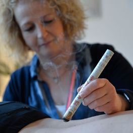 Die Moxibustion, auch als Moxa-Therapie oder Moxen bezeichnet, ist fester Bestandteil der TCM. Mit brennendem getrocknetem Beifuß werden Akupunkturpunkte oder Hautareale erwärmt. Beifuß besitzt die Eigenschaft, dass seine Hitze tief in den Körper eindringt und damit die Zirkulation der Lebensenergie des Qi und des Blutes stimuliert.