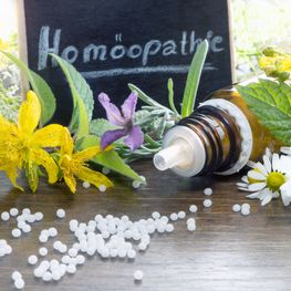 Schmerz ist aus Sicht der Homöopathie ein Phänomen, das eine Verstimmung der Lebenskraft ausdrückt, der sowohl körperliche, wie auch seelische und geistig-mentale Befindlichkeitsstörungen oder Erkrankungen zugrunde liegen können. Ziel einer homöopathischen Behandlung ist es dabei immer, den Menschen mithilfe der homöopathischen Heilungsimpulse anhand der rhythmisch hergestellten Heilmittel in seiner Eigenregulation zu stärken und Heilungsprozesse körperlich, seelisch und geistig zu unterstützen.