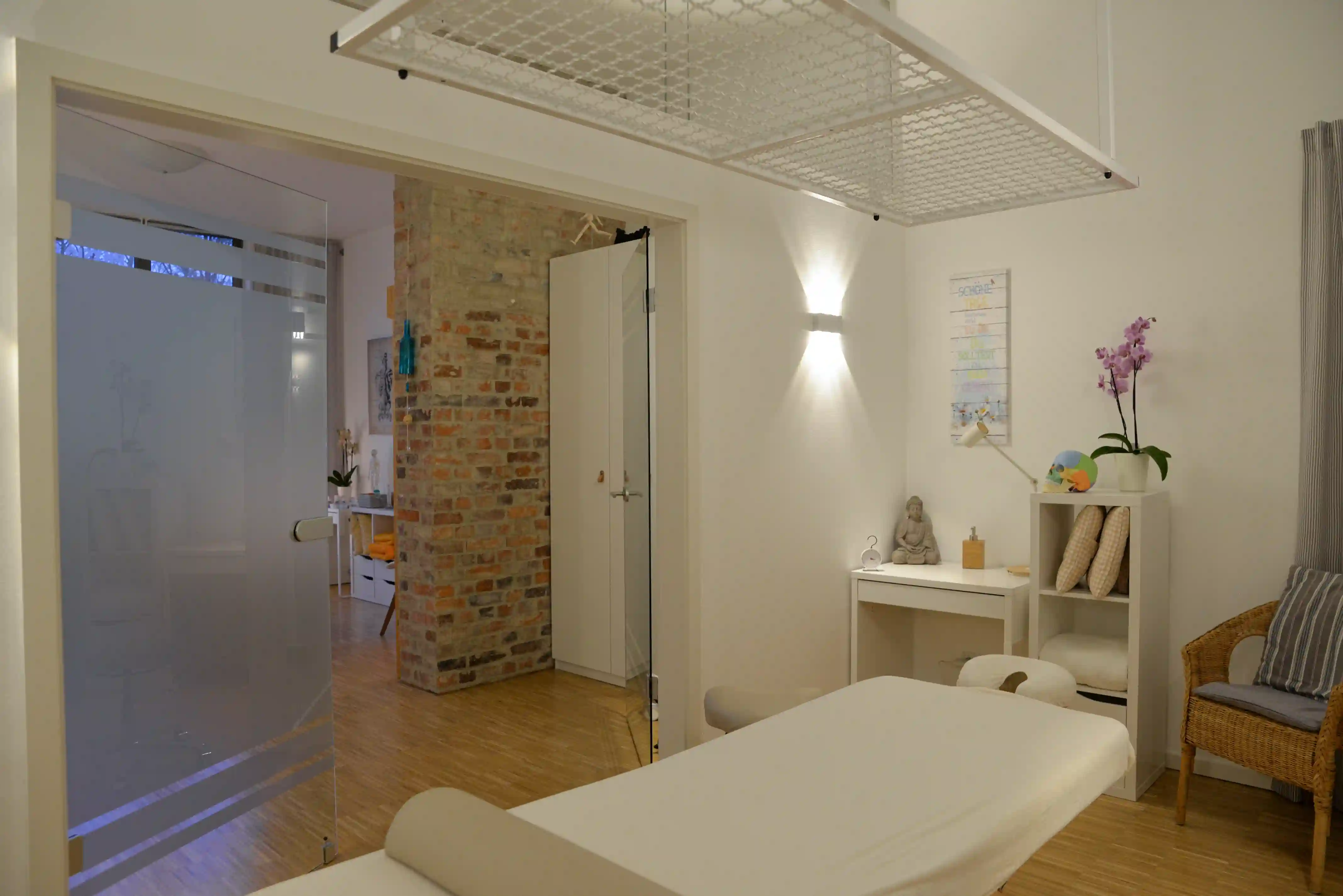 Seit dem 01. April 2016 befindet sich die Praxis im sanierten modernen Werfthof Lübeck auf Karlshof in der Hafenstraße mit Parkmöglichkeiten direkt vor der Praxis. Wir bieten Ihnen ein breites Spektrum an physiotherapeutischen Behandlungsmöglichkeiten an, die speziell auf Ihre Beschwerden und Bedürfnisse abgestimmt sind. Unser Ziel ist es, ein individuell auf Sie abgestimmtes Behandlungskonzept zu erstellen und umzusetzen. Dies wird unterstützt durch die Osteopathie und die Schmerztherapie mit ihren Behandlungsschwerpunkten Ernährung, Homöopathie und Akupunktur. Wir bemühen uns, um eine flexible Terminvergabe, damit sich Ihre Behandlungstermine gut mit Ihren Arbeitszeiten und Ihrem Alltag vereinbaren lassen. Gerne behandeln wir Sie auch zu Hause, falls Sie nicht in der Lage sein sollten, in die Praxis zu kommen. Für weitere Informationen, Terminvereinbarungen und Rückfragen nehmen Sie gerne Kontakt zu uns auf. Wir freuen uns, Sie bald bei uns begrüßen zu dürfen, um Sie auf Ihrem Weg für weniger Beschwerden und mehr Beweglichkeit zu begleiten. Ihr Team von der Physio & Therapie am Hafen