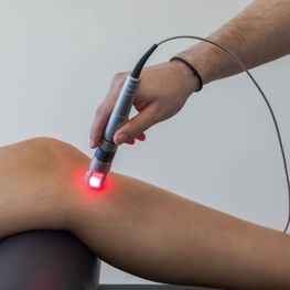 Die Therapie mit Laserlicht ist ein weit verbreitetes Verfahren in der Physikalischen Therapie. Die Lasertherapie ist eine Behandlung mit energiereichem Licht, die hohe Lichtmengen in das Gewebe einbringt. Dadurch wird die Heilung nachhaltig angeregt. Auch Triggerpunkte und Akupunkturpunkte lassen sich erfolgreich behandeln.