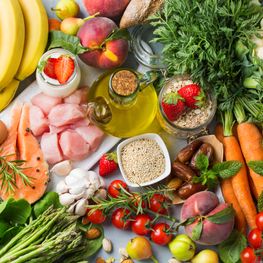 Die richtige Ernährung ist weit mehr als die Aufnahme von Makronährstoffen in Form von Kalorien und Mikronährstoffen in Form von Vitaminen, Mineralstoffen & Co. Aufbauend auf die Ernährungsmethode Clean Eating wird bei Schmerzpatienten zusätzlich mit Superfoods und substituierten Mikronährstoffen therapiert.